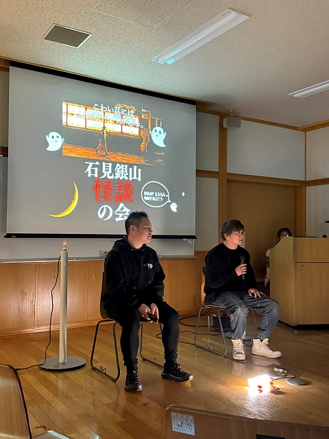 怪談ユニットNANICAのサクリファイス岡本氏(左)と怪談を語る西尾光平氏(右)